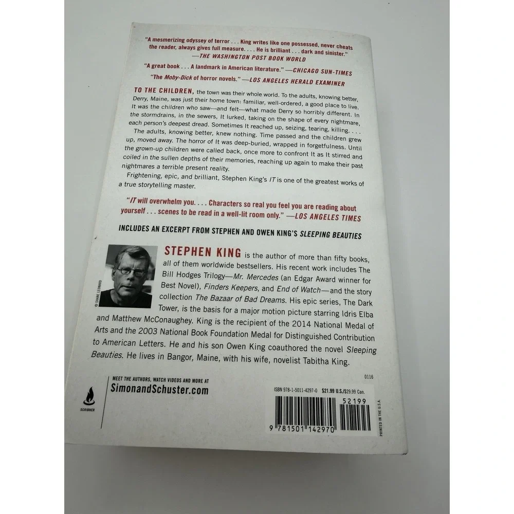 ** IT**A Novel Stephen King Paperback Book Horror Movie Cover Bestseller VG